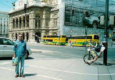 Foto Divertente: Uomo in bici che si scontra con un palo