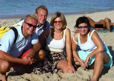 Foto Divertente: Foto di gruppo con dietro un nudista