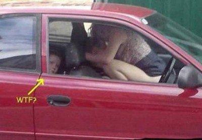 Foto Divertente: Coppia in macchina in posizione imbarazzante con figlia