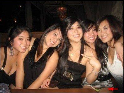 Foto Divertente: Foto tra donne con mutandina che esce dalla gonna