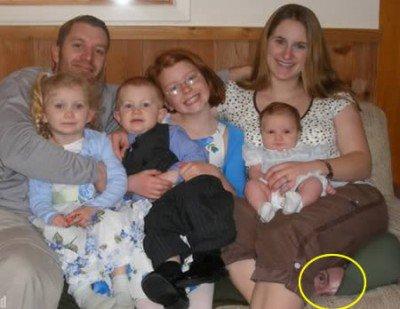 Foto Divertente: Famiglia in posa per una foto con una ragazza schiacciata