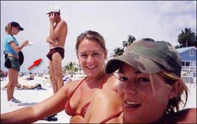 Foto Divertente: Ragazze in posa per foto con uomo imbarazzante sullo sfondo