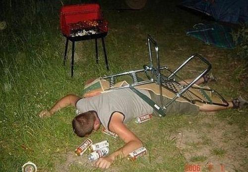 Foto Divertente: Ubriaco che cade dalla sedia con birre vicine