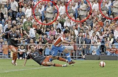 Foto Divertente: Tifoso che guarda la partitadi calcio ripetuto tre volte