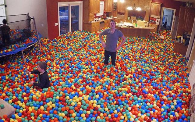 Padre con casa invasa dalle palline colorate del figlio