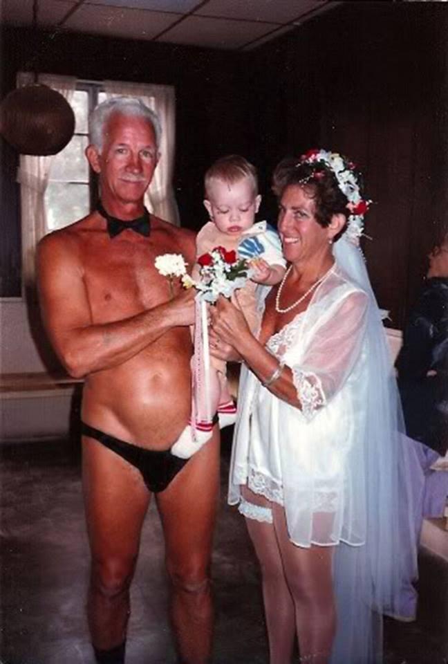 Foto Divertente: Coniugi in mutande per il giorno del matrimonio