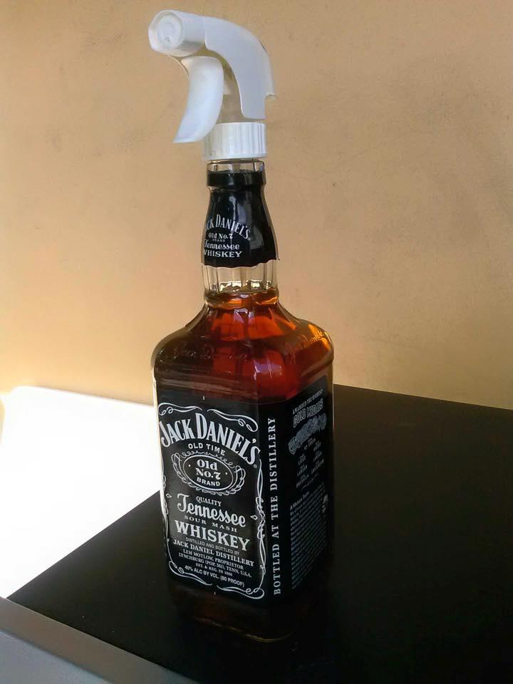 Foto Divertente: Famoso liquore con beccuccio per spruzzare