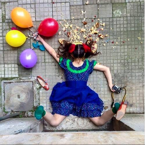Foto Divertente: Ragazza caduta sulla torta