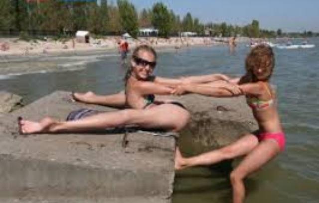 Ragazza contorsionista al mare