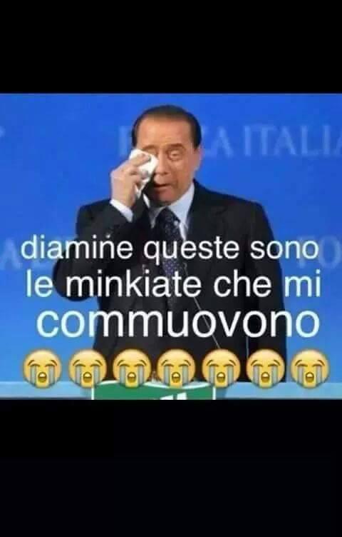 Foto Divertente: Berlusconi che piange durante la conferenza