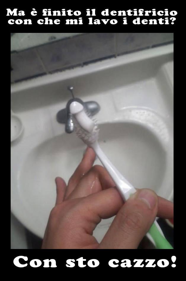 Foto Divertente: Dentifricio su spazzolino con forma imbarazzante