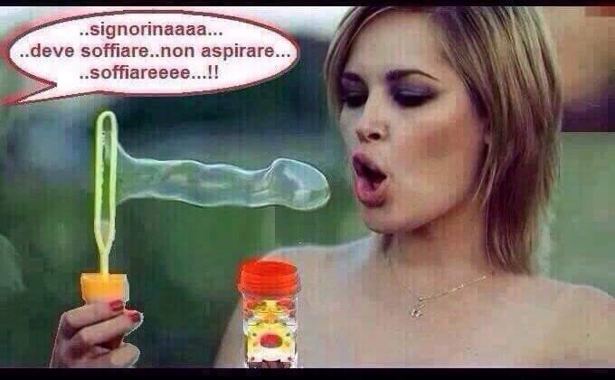 Foto Divertente: Donna che aspira bolle di sapone