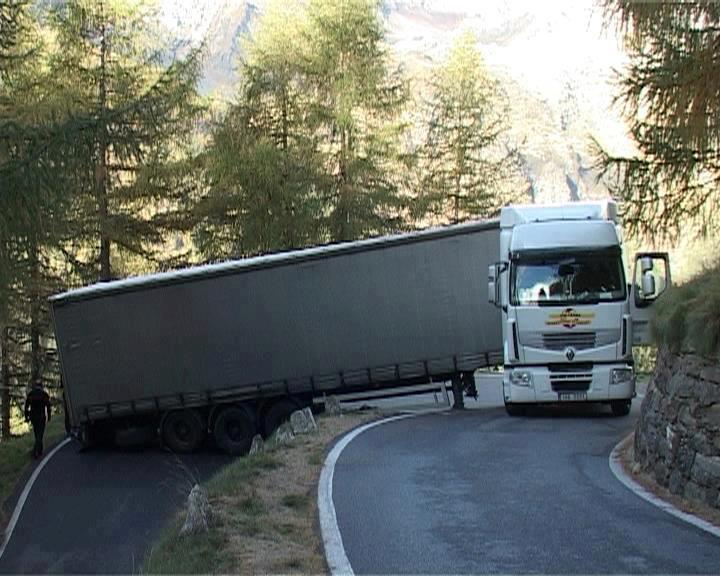 Camion con rimorchio che si incastra  su un tornante