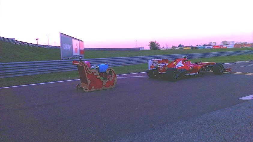 Ferrari che trasporta Babbo Natale