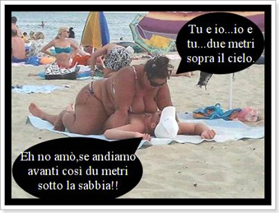Foto Divertente: Donna obesa sopra uomo al mare