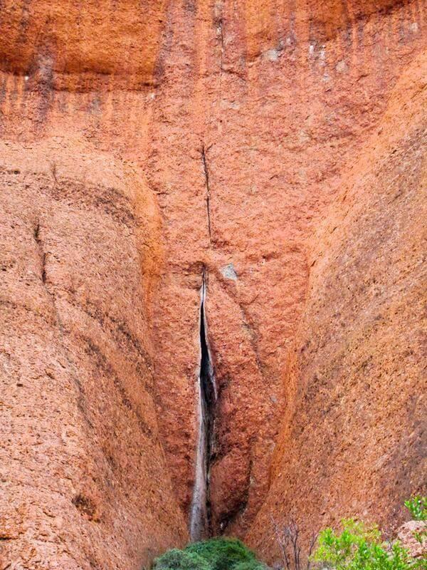 Foto Divertente: Foto di una roccia dalla quale scorre l'acqua