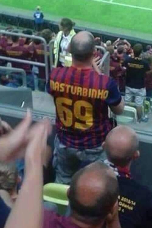 Tifoso con una maglia dalla scritta particolare