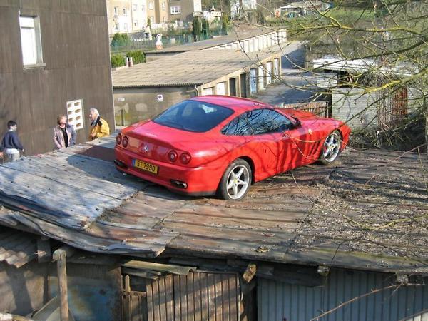 Ferrari parcheggiata sul tetto