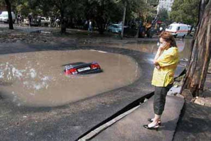 Auto parcheggiata dentro una pozzanghera