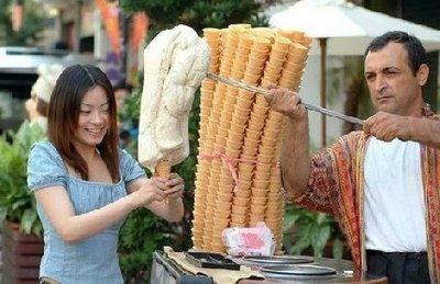 Ragazza con gelato enorme
