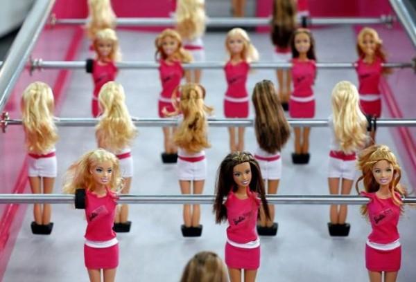 Foto Divertente: Calcio balilla con al posto degli omini le Barbie