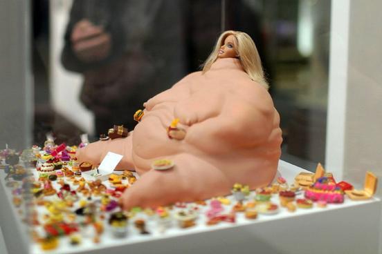 Barbie obesa in vetrina