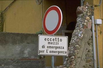 Cartello con scritta dal significato contorto