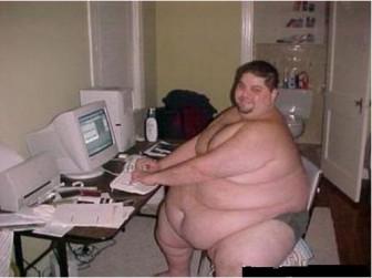 Ragazzo obeso al computer