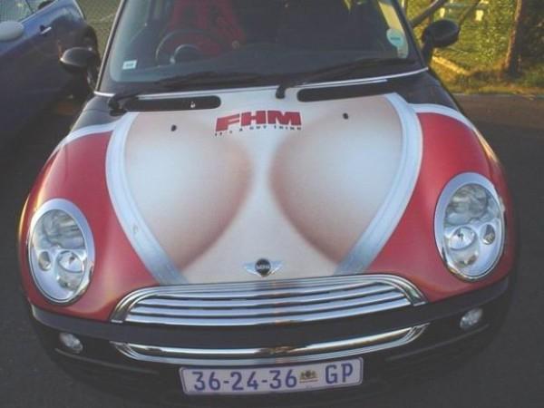 Foto Divertente: Mini con disegnati sul cofano grossi seni