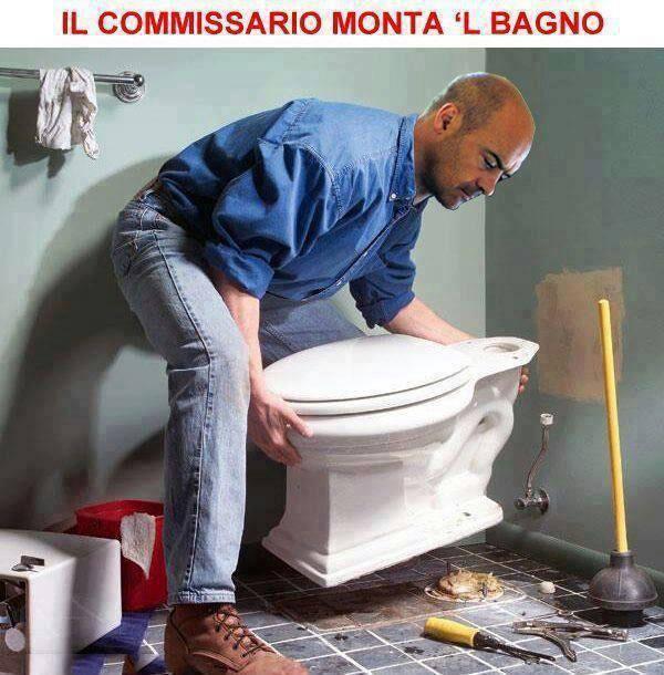 Foto Divertente: Il commissario Montalbano che monta wc