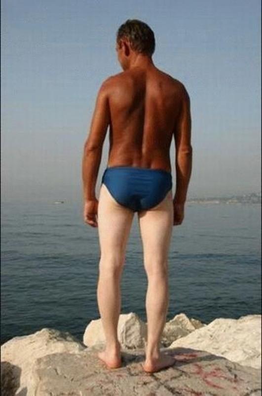 Foto Divertente: Uomo abbronzato sulla schiena con gambe bianche