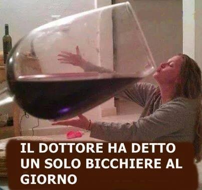 Foto Divertente: Donna con enorme bicchiere di vino