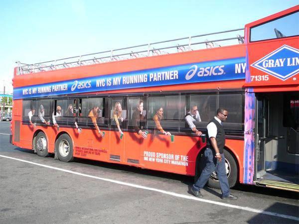 Bus con stampa passeggeri con bicchiere in mano su fiancata