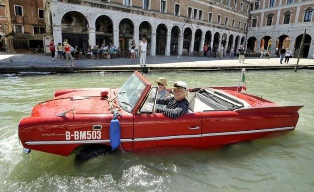 Auto in laguna a Venezia