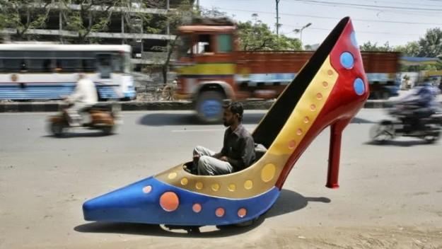 Foto Divertente: Scarpa gigante con tacco a spillo a motore