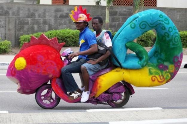 Foto Divertente: Camaleonte coloratissimo su due ruote
