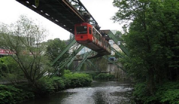 Foto Divertente: Metropolitana sospesa