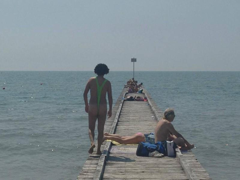 Foto Divertente: Uomo che passeggia al mare con costume particolare