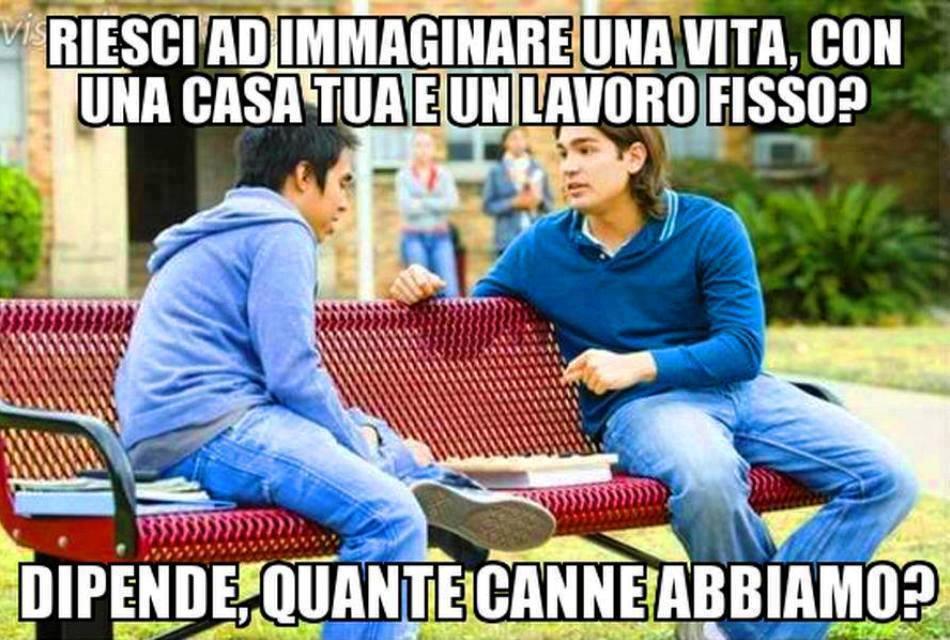 Foto Divertente: Due ragazzi che parlano del loro futuro su una panchina