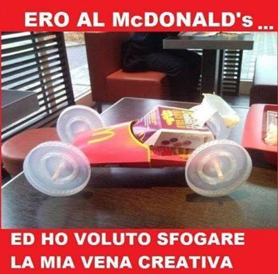 Macchinina costruita cone le scatole del mec donalds