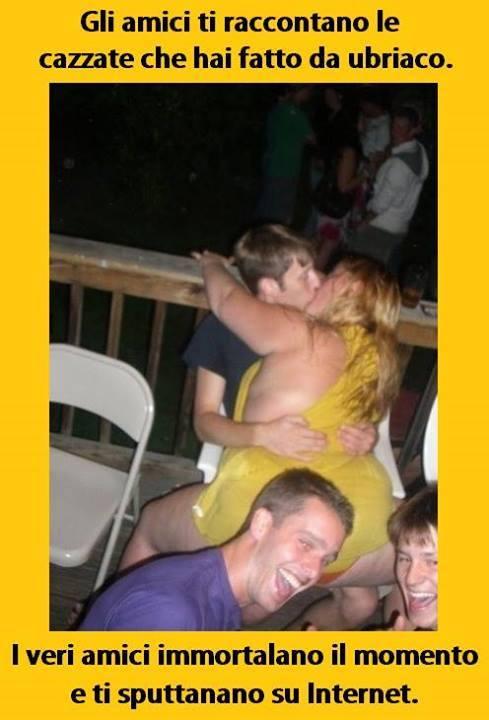 Foto Divertente: Ragazzo e ragazza che si baciano seduti al bar