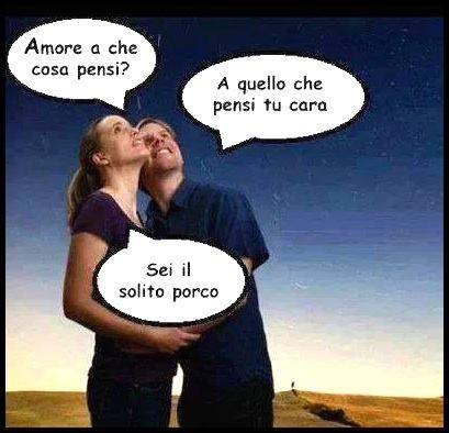 Foto Divertente: Ragazza e ragazzo che parlano abbracciati teneramente