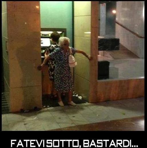 Foto Divertente: Anziana che difende  il bancomat con il suo corpo