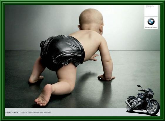 Foto Divertente: Pubblicità bmw con bambino con pannolino di pelle nera