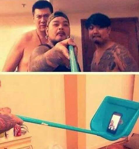 Selfie fatto dal cellulare attaccato ad una cassetta