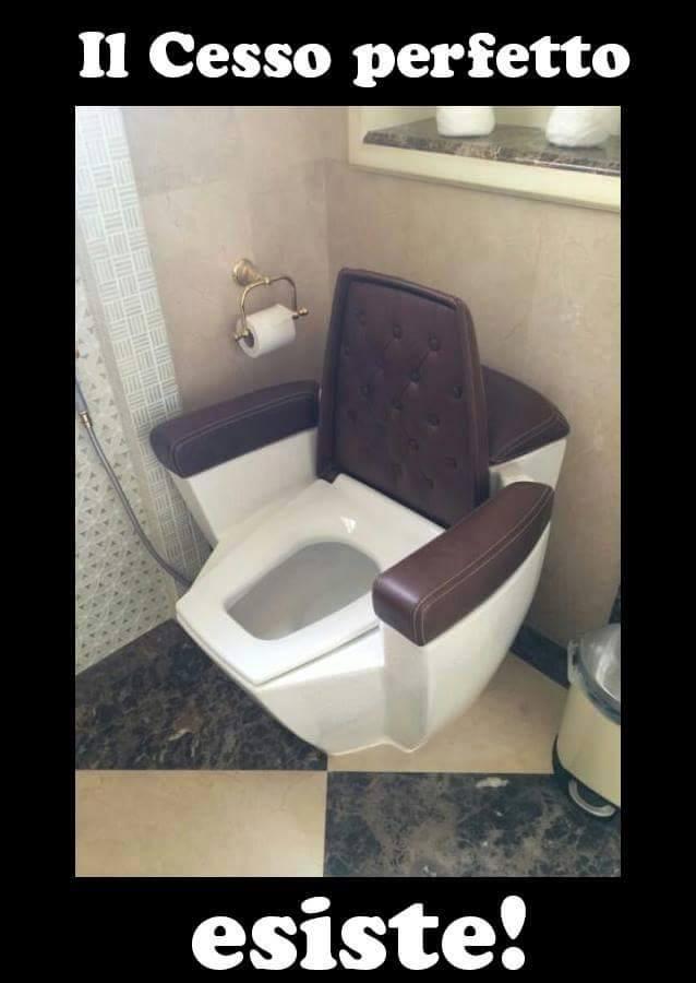 Wc dotato di comoda poltrona