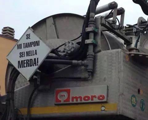 Segnale dietro al camion dello spurgo