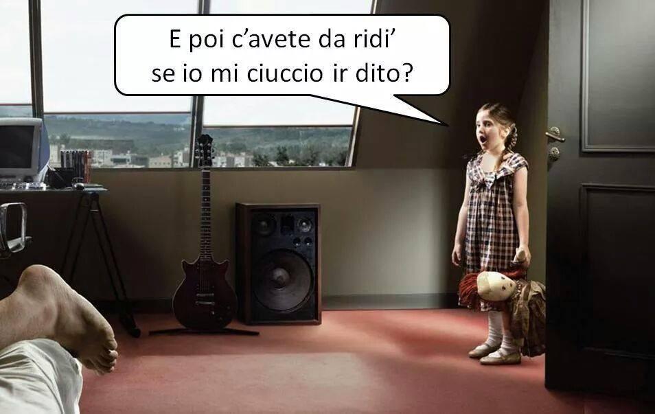 Foto Divertente: Bambina che entra in camera dei genitori