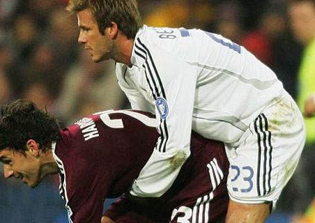 Foto Divertente: Abbraccio in campo