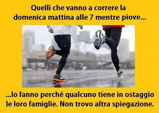 Due persone che corrono sotto la pioggia